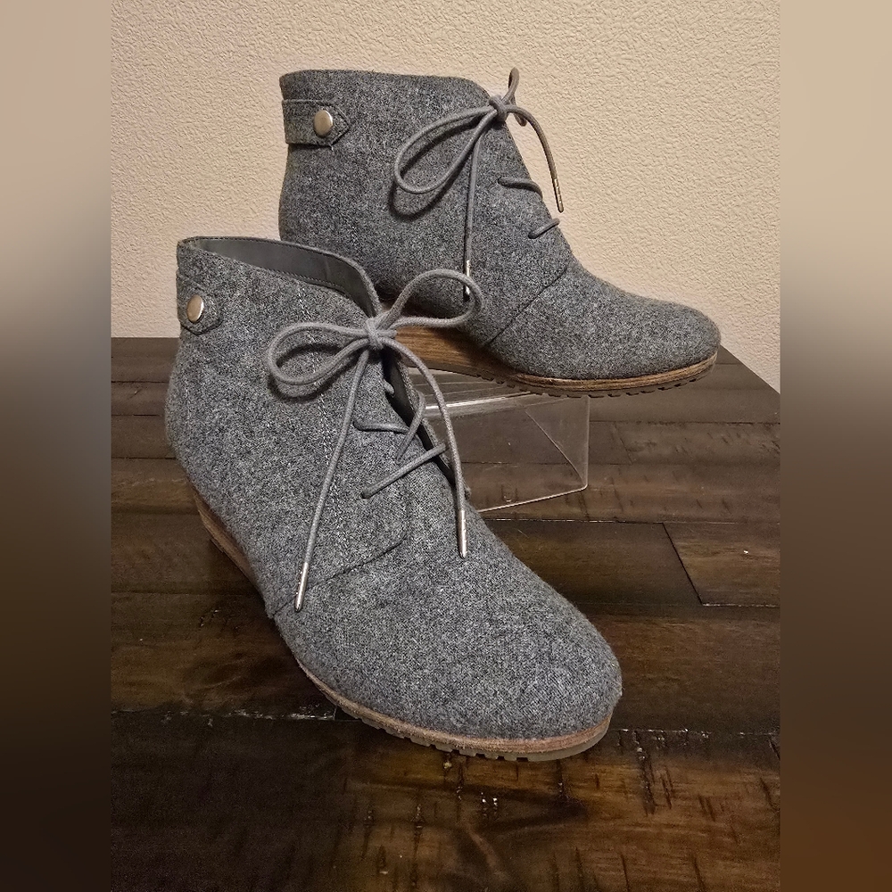Dr. Scholls Conquer Gray Flannel Wedge Ankle Booties 6.5
